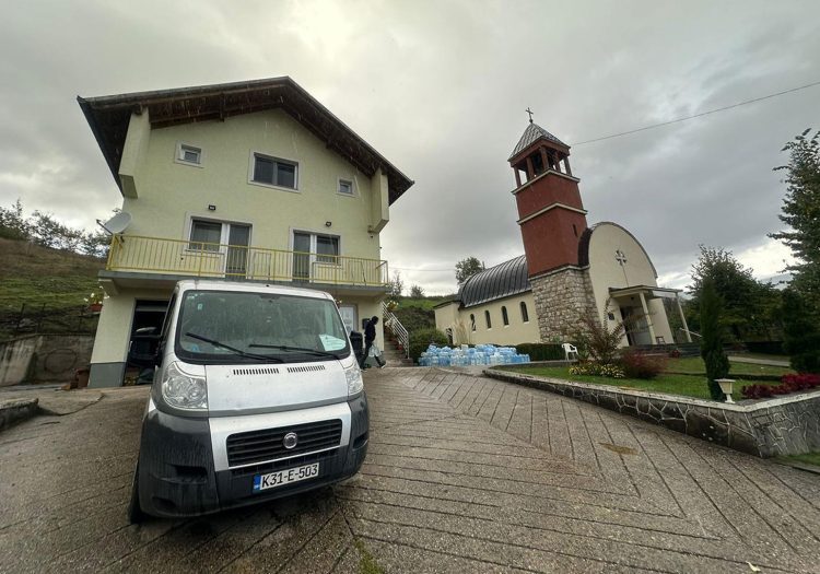 Stigla pomoć u stradalu župu Obri – Kostajnica od strane Crvenog križa ŽZH