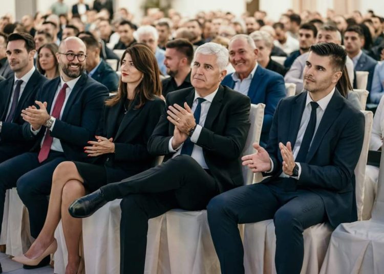 Čović s izaslanstvom sudjelovao na završnom predizbornom skupu HDZ BiH u Širokom Brijegu: “Podržimo snagu naše mladosti”