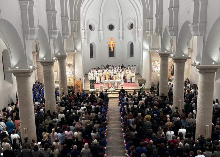 Relikvije svetog Franje u Širokom Brijegu privukle veliki broj vjernika