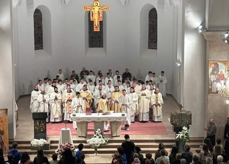 Relikvije svetog Franje u Širokom Brijegu privukle veliki broj vjernika