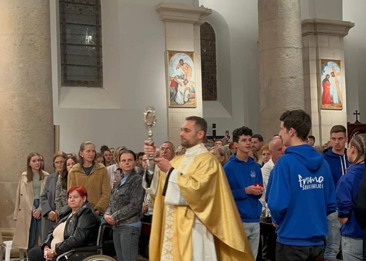 Relikvije svetog Franje u Širokom Brijegu privukle veliki broj vjernika