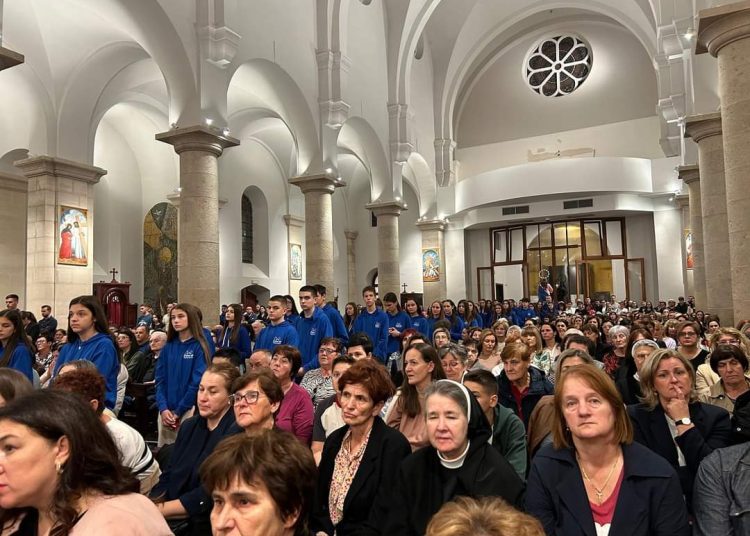 Relikvije svetog Franje u Širokom Brijegu privukle veliki broj vjernika