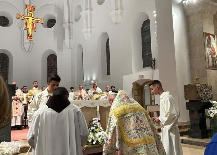Relikvije svetog Franje u Širokom Brijegu privukle veliki broj vjernika