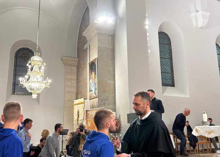 Relikvije svetog Franje u Širokom Brijegu privukle veliki broj vjernika