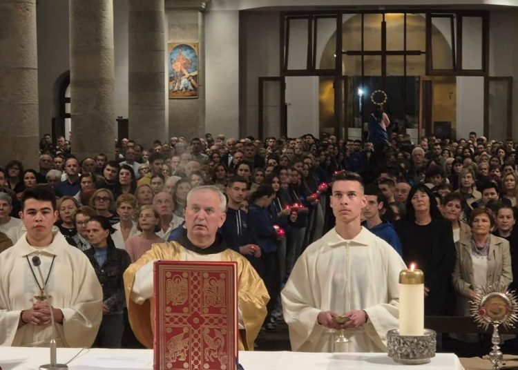 Relikvije svetog Franje u Širokom Brijegu privukle veliki broj vjernika