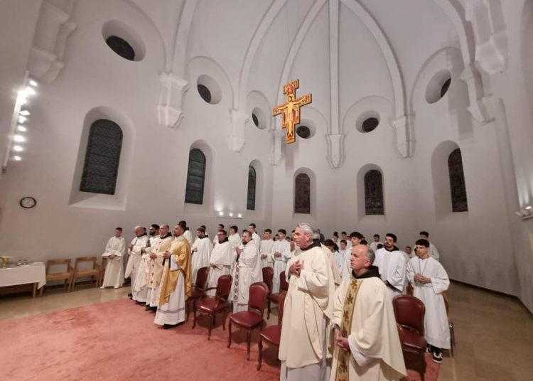 Relikvije svetog Franje u Širokom Brijegu privukle veliki broj vjernika