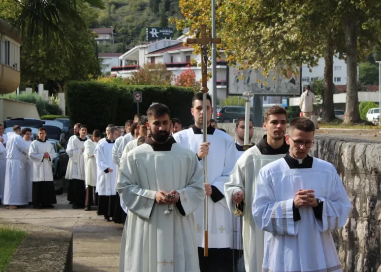 Biskup Petar zaredio petoricu novih đakona