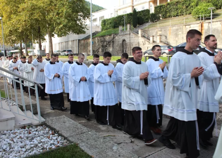 Biskup Petar zaredio petoricu novih đakona