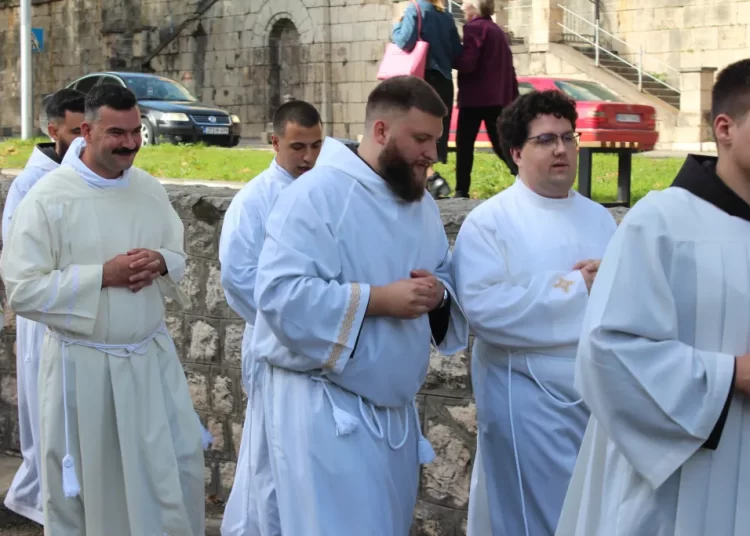 Biskup Petar zaredio petoricu novih đakona