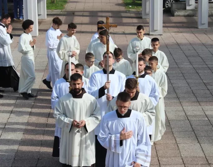 Biskup Petar zaredio petoricu novih đakona