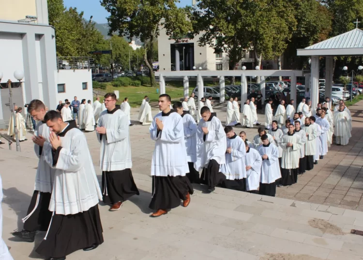 Biskup Petar zaredio petoricu novih đakona