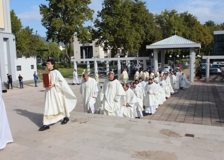 Biskup Petar zaredio petoricu novih đakona