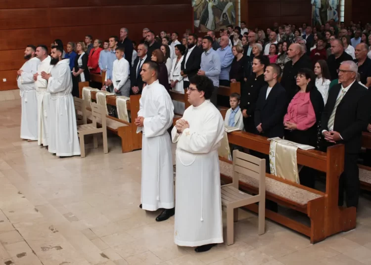 Biskup Petar zaredio petoricu novih đakona