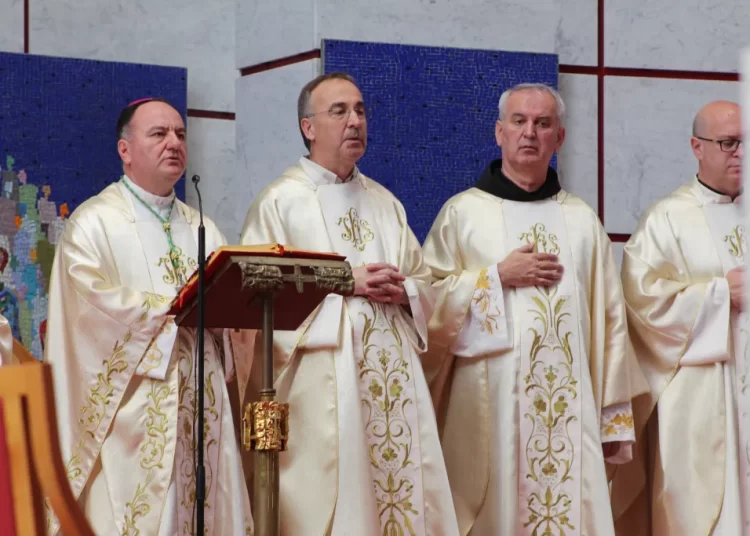 Biskup Petar zaredio petoricu novih đakona