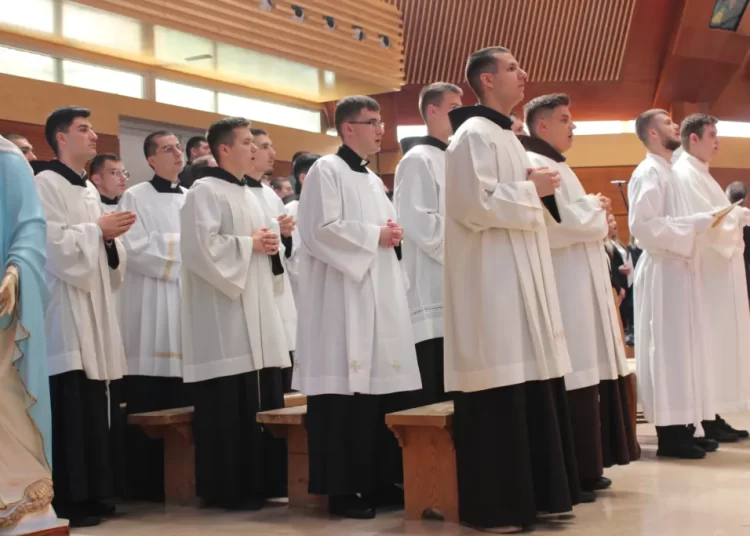 Biskup Petar zaredio petoricu novih đakona