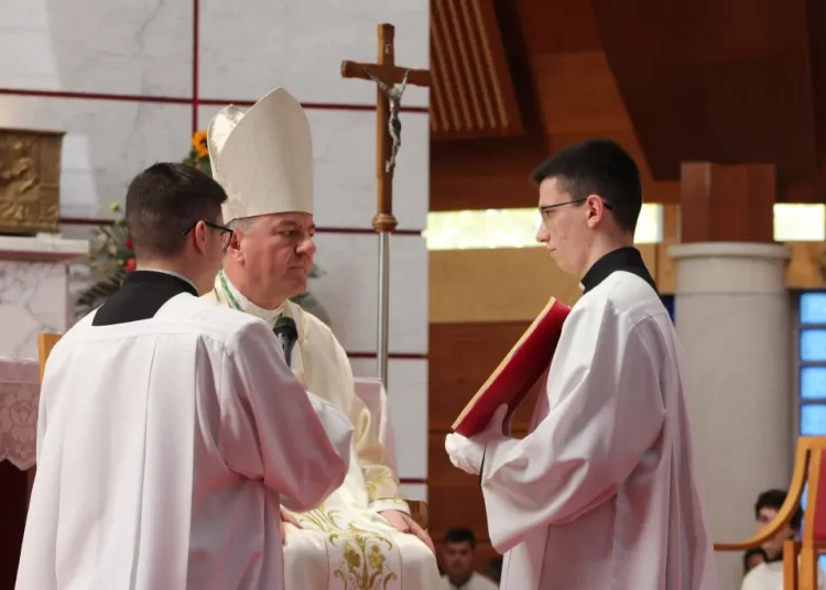 Biskup Petar zaredio petoricu novih đakona