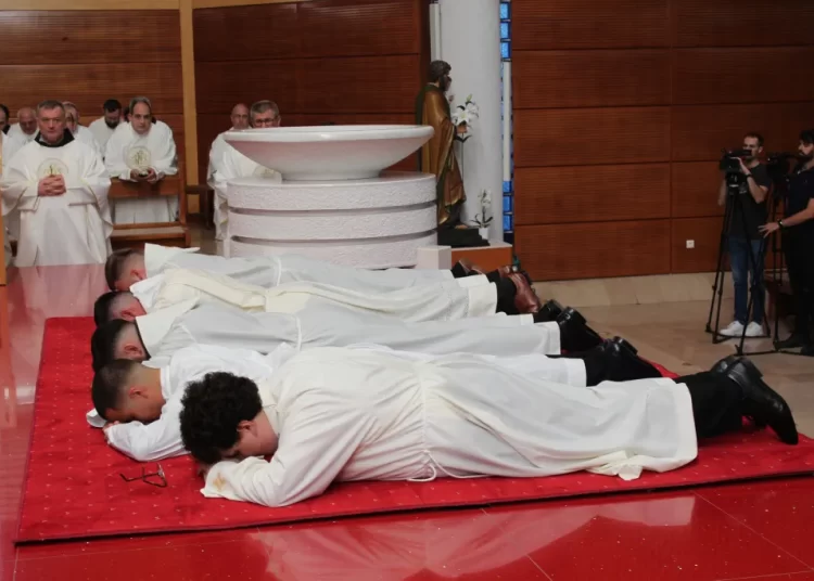 Biskup Petar zaredio petoricu novih đakona