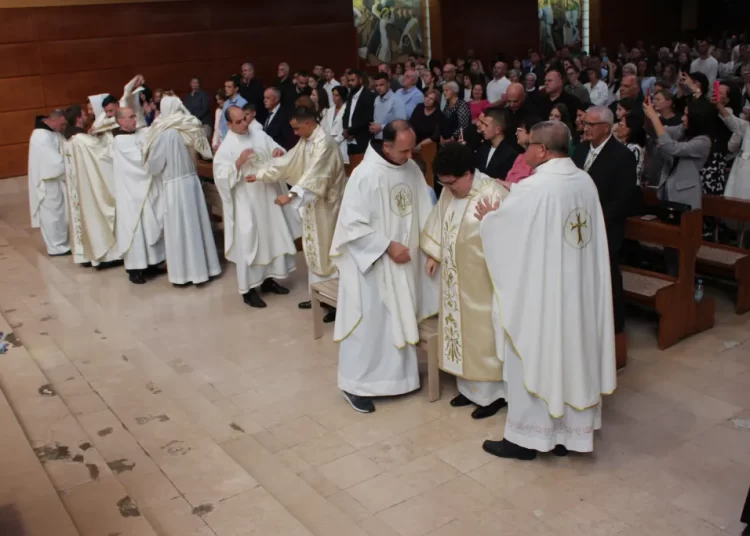 Biskup Petar zaredio petoricu novih đakona