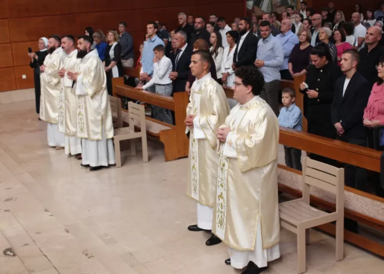 Biskup Petar zaredio petoricu novih đakona