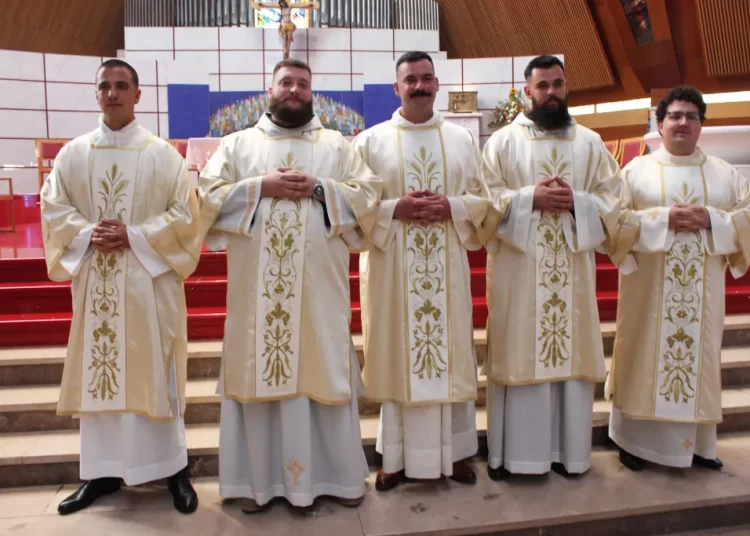 Biskup Petar zaredio petoricu novih đakona