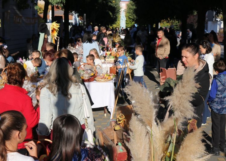 Ljubuški: Učenici sudjelovali na manifestaciji “Dani kruha i zahvalnosti za plodove zemlje”