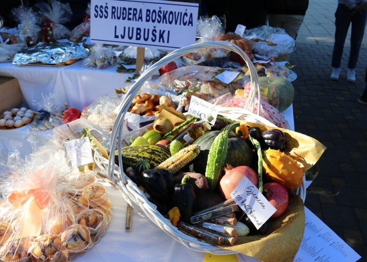 Ljubuški: Učenici sudjelovali na manifestaciji “Dani kruha i zahvalnosti za plodove zemlje”