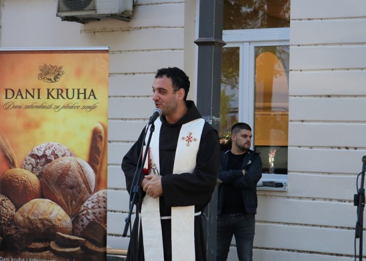 Ljubuški: Učenici sudjelovali na manifestaciji “Dani kruha i zahvalnosti za plodove zemlje”