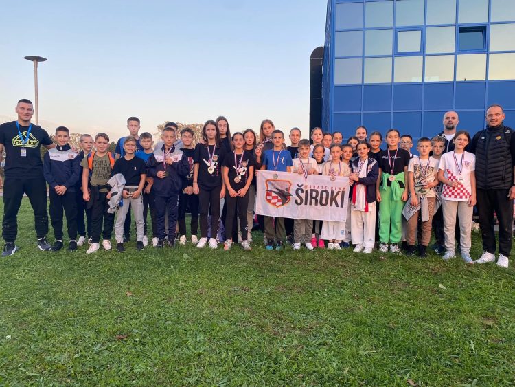 Karate klub Široki osvojio 13 medalja na prvenstvu Republike Hrvatske