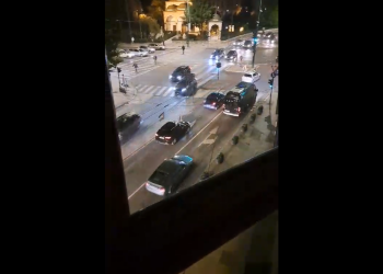 Vozila s palestinskim i BiH zastavama u koloni u središtu Sarajeva nakon iranskog napada na Izrael