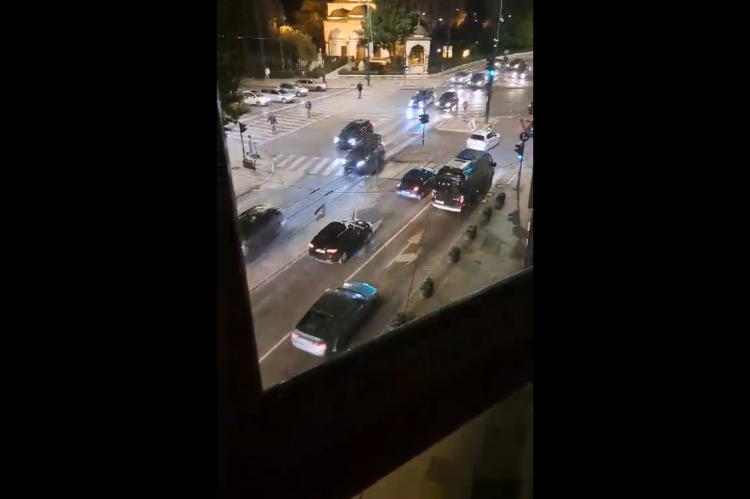 Vozila s palestinskim i BiH zastavama u koloni u središtu Sarajeva nakon iranskog napada na Izrael