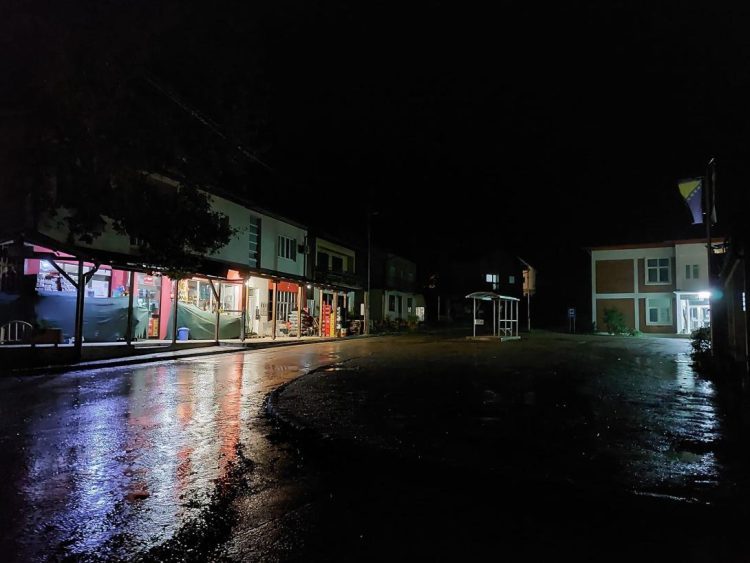 U područjima pogođenim poplavama nije bilo novih problema, potraga za nestalima se nastavlja