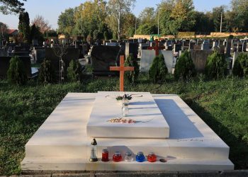 Ćiro dobio grobnicu! Snažna poruka ispisana je u bračkom kamenu