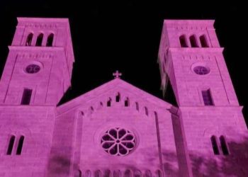 Širokobriješka crkva zasjala u ružičastoj boji