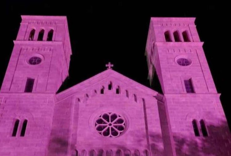 Širokobriješka crkva zasjala u ružičastoj boji