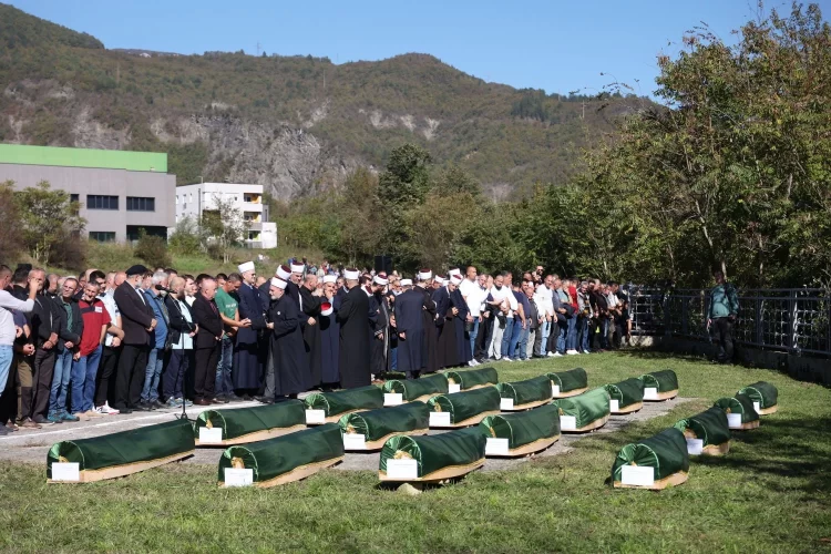 Tišina, bol i tuga prekrile Donju Jablanicu: Održan posljednji ispraćaj za 19 nastradalih