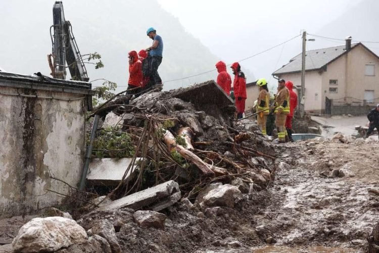 Spasilačke ekipe tragaju za nestalima i rade na uklanjanju štete