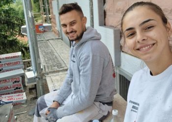 Tomislavgradska sportašica, po zanimanju medicinska sestra, postavlja fasade!
