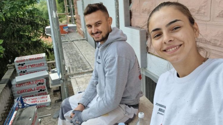 Tomislavgradska sportašica, po zanimanju medicinska sestra, postavlja fasade!