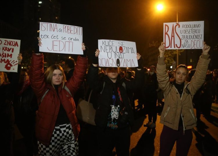 Razbijena stakla na novosadskoj vijećnici, policija baca suzavac