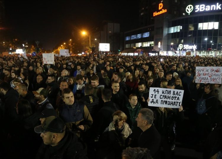 Razbijena stakla na novosadskoj vijećnici, policija baca suzavac