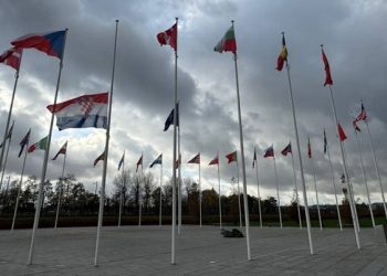 Hrvatska zastava na pola koplja ispred sjedišta NATO-a