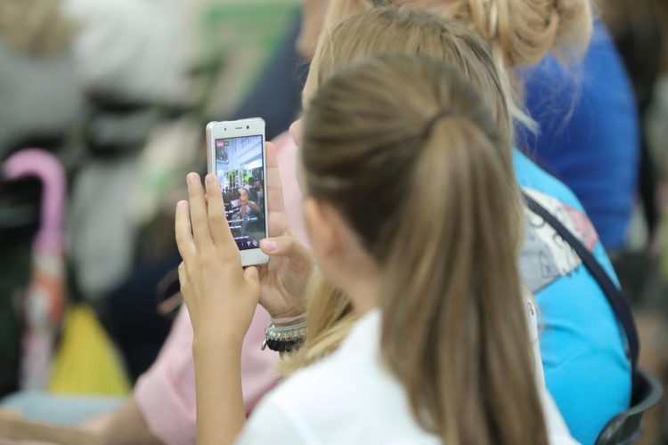 Zbog mobitela djeci slabe motoričke sposobnosti, dolazi do fraktura prstiju