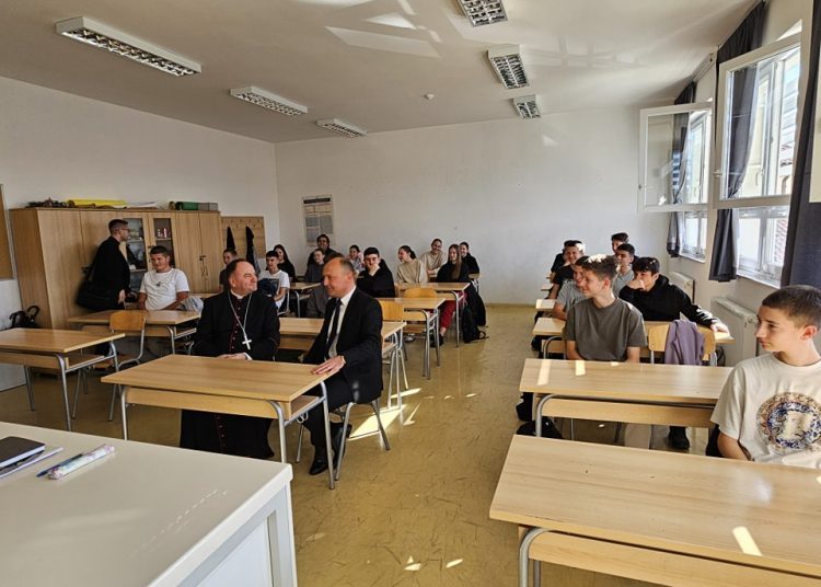 Biskup Petar Palić posjetio širokobriješke škole