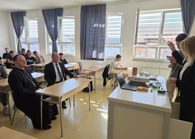 Biskup Petar Palić posjetio širokobriješke škole