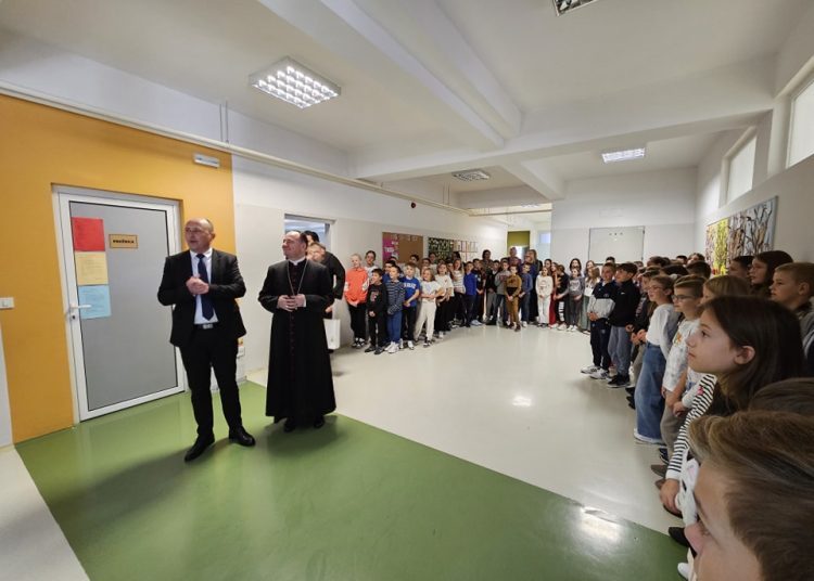 Biskup Petar Palić posjetio širokobriješke škole