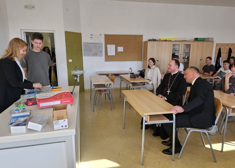 Biskup Petar Palić posjetio širokobriješke škole