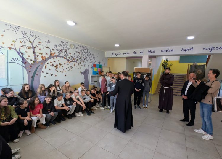 Biskup Petar Palić posjetio širokobriješke škole