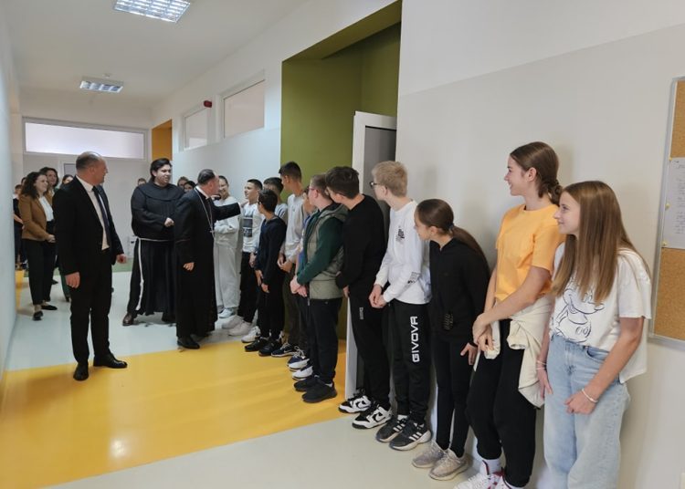 Biskup Petar Palić posjetio širokobriješke škole