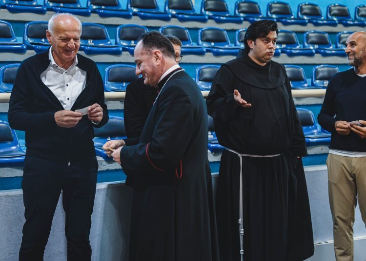 Biskup Petar Palić posjetio HKK Široki