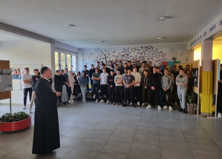Biskup Petar Palić posjetio širokobriješke škole